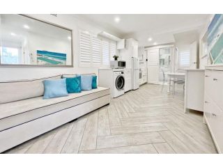 Lovely 2 Bedroom Apartment with Seascape Art Apartment, Sydney - 2