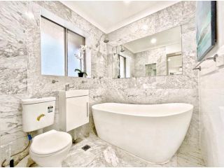 Lovely 2 Bedroom Apartment with Seascape Art Apartment, Sydney - 5