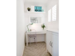 Lovely 2 Bedroom Apartment with Seascape Art Apartment, Sydney - 4