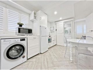Lovely 2 Bedroom Apartment with Seascape Art Apartment, Sydney - 3
