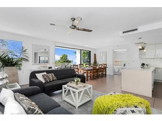Lovely 3 bed apartment all on one level lift pool air con good ocean views Apartment, Sunshine Beach - 2