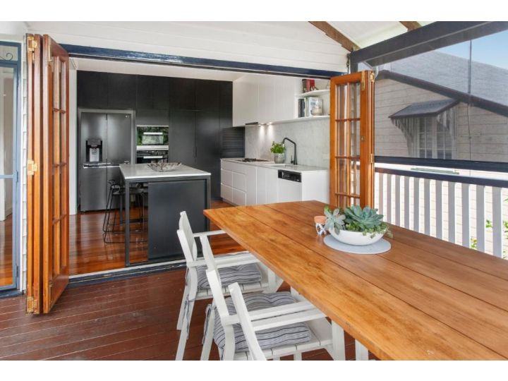 Lovely 3-Bed House with Deck, BBQ, Yard & Parking Guest house, Brisbane - imaginea 1