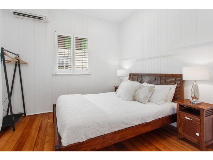Lovely 3-Bed House with Deck, BBQ, Yard & Parking Guest house, Brisbane - imaginea 8