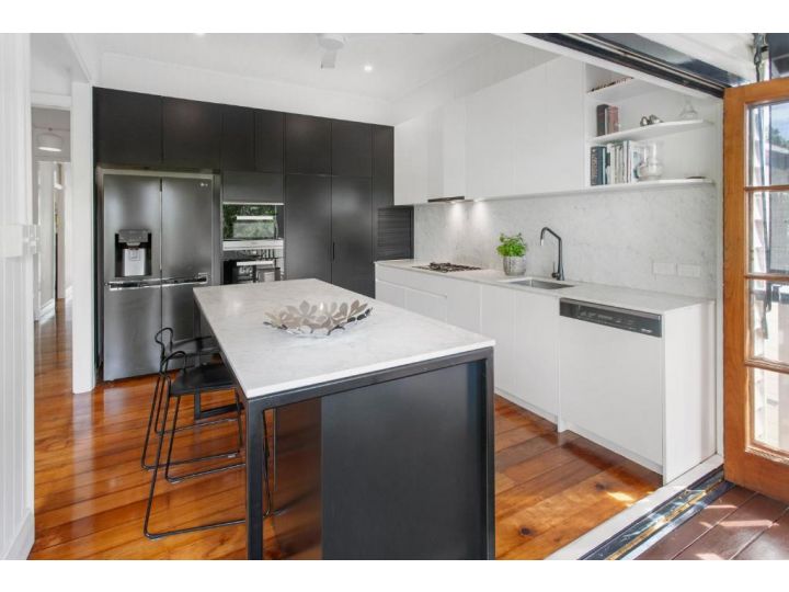 Lovely 3-Bed House with Deck, BBQ, Yard & Parking Guest house, Brisbane - imaginea 14