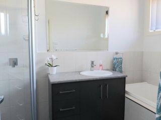 Lovely Modern 3br 2bth Beachside Home Guest house, South Australia - 5