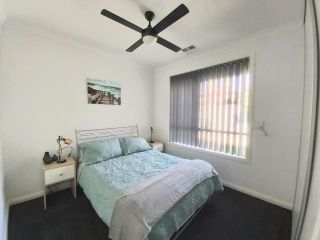 Lovely Modern 3br 2bth Beachside Home Guest house, South Australia - 3