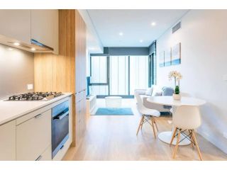 Lovely One Bedroom + Study with Infinity Pool Apartment, Sydney - 2