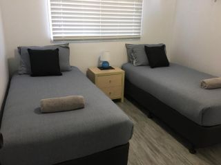 LOVELY PET FRIENDLY SELF CONTAINED HOLIDAY VILLA Guest house, Bongaree - 4