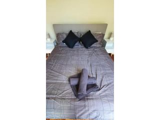 Spacious 1 Bedroom Apartment Opposite Albert Park Lake, Free Parking, Private Courtyard, Apartment, Melbourne - 5