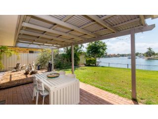 Lowset home on the canal - Dolphin Dr, Bongaree Guest house, Bongaree - 2