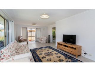Lowset home on the canal - Dolphin Dr, Bongaree Guest house, Bongaree - 3