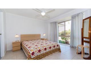 Lowset home on the canal - Dolphin Dr, Bongaree Guest house, Bongaree - 5