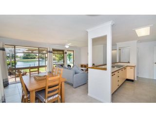 Lowset home on the canal - Dolphin Dr, Bongaree Guest house, Bongaree - 4
