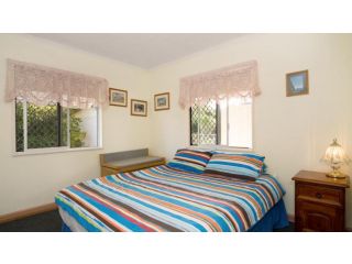 Lowset, pet friendly cottage - Sunset Ave, Bongaree Guest house, Bellara - 3