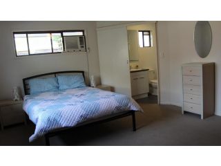 Lowset pet friendly home, with room for a boat, Palm Ave, Bongaree Guest house, Bellara - 5