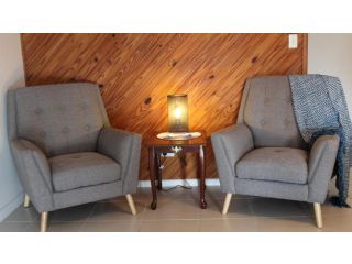 Lowset pet friendly home, with room for a boat, Palm Ave, Bongaree Guest house, Bellara - 3