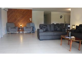 Lowset pet friendly home, with room for a boat, Palm Ave, Bongaree Guest house, Bellara - 4