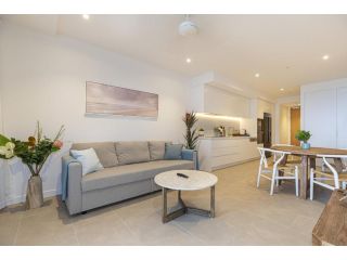 Lush Beachfront living with Parking Pool and BBQ Apartment, Kawana Waters - 5