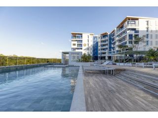 Lush Beachfront living with Parking Pool and BBQ Apartment, Kawana Waters - 1