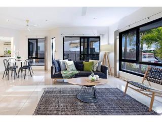 Luxe Bayview Oasis with Dream Waterfront Pool Guest house, Northern Territory - 1