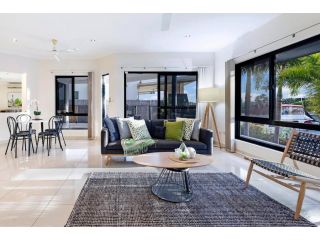 Luxe Bayview Oasis with Dream Waterfront Pool Guest house, Northern Territory - 1