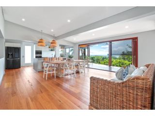 Luxe Coastal Abode, Marcus Beach Guest house, Queensland - 4