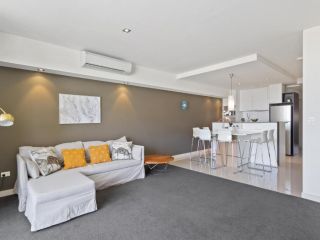 Luxe Furnished City Skyline Views Guest house, Perth - 1