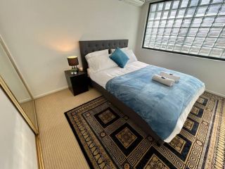 Luxe Sub-Penthouse w/ King Bed, Views & 1 Car Park Apartment, Brisbane - 3
