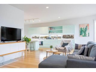 Luxurious Coastal Style Residence Guest house, Victoria - 1