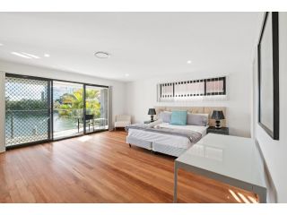 Luxury Modern Newly-renovated house with marina in Chevron Island opposite HOTA precinct Villa, Gold Coast - 3