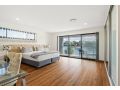 Luxury Modern Newly-renovated house with marina in Chevron Island opposite HOTA precinct Villa, Gold Coast - thumb 10