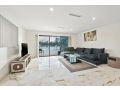 Luxury Modern Newly-renovated house with marina in Chevron Island opposite HOTA precinct Villa, Gold Coast - thumb 4