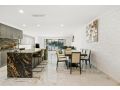 Luxury Modern Newly-renovated house with marina in Chevron Island opposite HOTA precinct Villa, Gold Coast - thumb 9