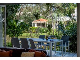 Luxurious Mount Coolum Lakeside Home - Minutes Walk to hike Mount Coolum Guest house, Yaroomba - 5