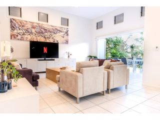 Luxurious Mount Coolum Lakeside Home - Minutes Walk to hike Mount Coolum Guest house, Yaroomba - 4