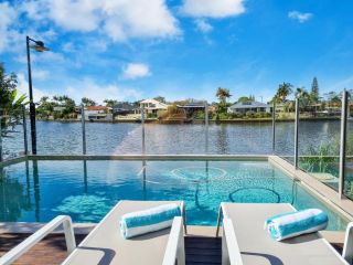 Luxurious Waterfront Paradise Stunning Views Guest house, Kawana Waters - 5