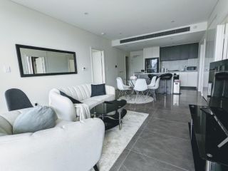 Luxury 3-bed 2-bath, balcony, with pool included, NO PARTIES! Apartment, Sydney - 2