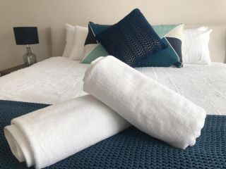 Luxury 4BR Home with KING Bed Lakes Entrance Guest house, Lakes Entrance - 3