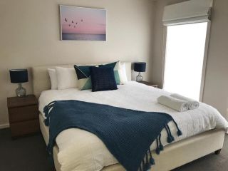 Luxury 4BR Home with KING Bed Lakes Entrance Guest house, Lakes Entrance - 5