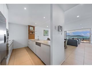 Luxury 5 Star Resort Style Apartment With Private Balcony Spectacular Ocean Views Apartment, Cannonvale - 3