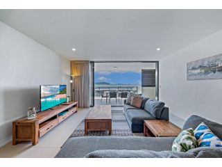 Luxury 5 Star Resort Style Apartment With Private Balcony Spectacular Ocean Views Apartment, Cannonvale - 1