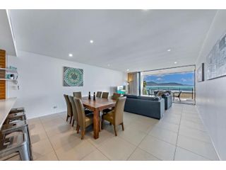 Luxury 5 Star Resort Style Apartment With Private Balcony Spectacular Ocean Views Apartment, Cannonvale - 2