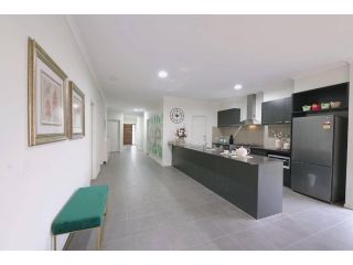 Luxury 9 BRM house in Melbourne Guest house, Laverton - 5