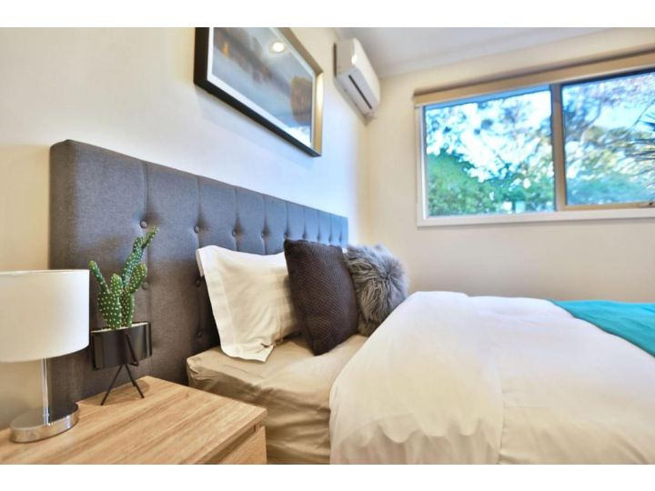 Luxury and Thoughtful Townhouse in Box Hill Guest house, Box Hill - imaginea 1