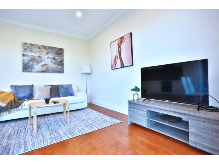 Luxury and Thoughtful Townhouse in Box Hill Guest house, Box Hill - imaginea 2