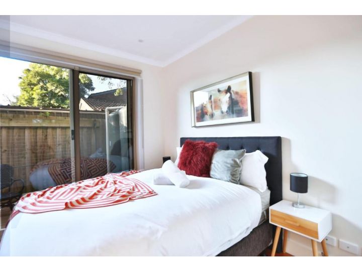 Luxury and Thoughtful Townhouse in Box Hill Guest house, Box Hill - imaginea 5