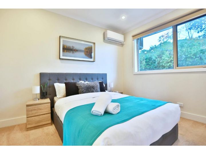 Luxury and Thoughtful Townhouse in Box Hill Guest house, Box Hill - imaginea 4