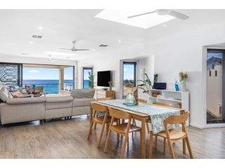 Luxury Beach Front Getaway - 180Âº Views, Sleeps 8 Guest house, Christies Beach - 5