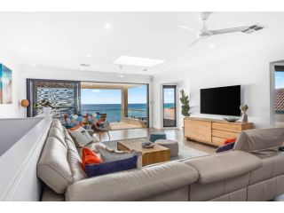 Luxury Beach Front Getaway - 180Âº Views, Sleeps 8 Guest house, Christies Beach - 2