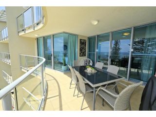 Luxury Beachfront Apartment with Spectacular Views Apartment, Bargara - 3